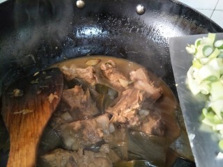 13、海带炖排骨,排骨炖熟后收汁放入葱花。