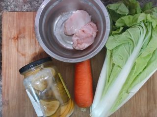 3、减脂版蜂蜜柠檬汁煎鸡排,鸡肉在挑选时候尽量选择嫩粉色，无异味的。