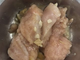 5、减脂版蜂蜜柠檬汁煎鸡排,柠檬片和蒜头切碎，将事先准备好的调料（柠檬碎，蒜头，蜂蜜一勺，五香粉，白胡椒粉）倒入碗中，给鸡肉做一个按摩。没有额外加盐，因为之后会加入日本酱油调味，口味重的可以适当加一点盐，不过盐摄入过多引起会下半生浮肿喔。