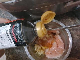 6、减脂版蜂蜜柠檬汁煎鸡排,加入日本酱油一勺，推荐的是图片上的“万字”牌酱油，这种酱油盐糖的口味是按照日式寿喜锅的比例调的，用起来比较方便。 冷藏，放入冰箱腌制一夜，第二天早上起来煎5分钟就可以装进便当啦（赶时间的话 加盐，腌制15分钟左右也可以）