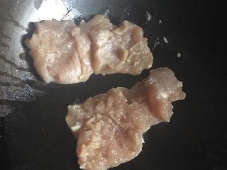 7、减脂版蜂蜜柠檬汁煎鸡排,热锅放入少量橄榄油，将腌制好的鸡脯下锅，控制油的用量，微量不粘锅即可。先用大火煎，锁住鸡肉的汁水。