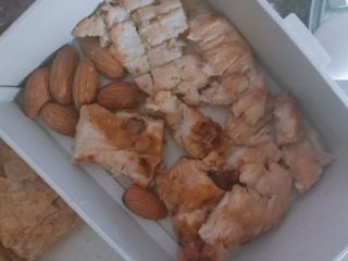 11、减脂版蜂蜜柠檬汁煎鸡排,可以加上几个美国大杏仁在便当盒里，蛋白质互补