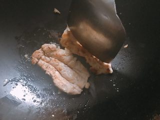 9、减脂版蜂蜜柠檬汁煎鸡排,换小火，像煎牛排一样，用锅铲在鸡脯上按压出“井”字，鸡肉的汁水溢出，比较容易熟，鸡肉鲜嫩。