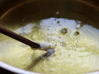 7、香辣虾,另起一锅，倒入油，用筷子测试油温。筷子周围冒泡说明油温即可。