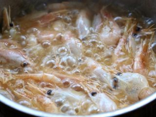 8、香辣虾,放入腌制好的甜虾