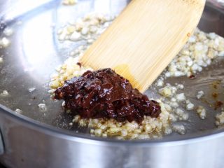 15、香辣虾,放入郫县豆瓣酱