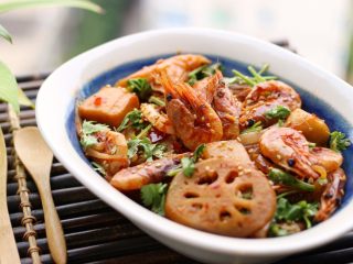 20、香辣虾,最后放点香菜和白芝麻即可