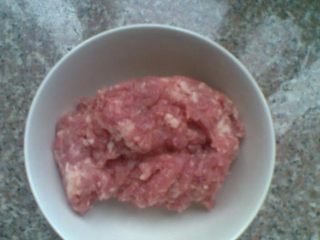 1、肉沫茄子煲,准备一碗肉馅，可以自己剁，也可以买现成的肉馅