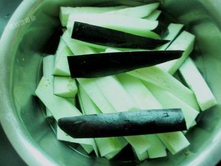 3、肉沫茄子煲,把茄子洗净去头去蒂，切成手指粗细的长条。