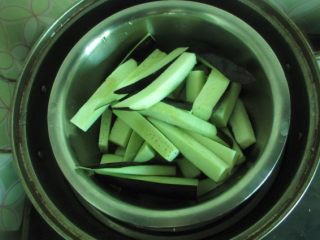 4、肉沫茄子煲,烧开水,放切好的茄子,水再开后隔水蒸二分钟捞出