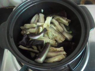 6、肉沫茄子煲,把蒸好的茄子拿出放砂锅中，盖上盖子小火煨