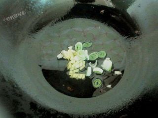 7、肉沫茄子煲,炒锅里放入油，放入葱姜蒜沫爆香