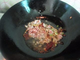 8、肉沫茄子煲,然后把肉馅、豆瓣酱倒进去继续翻炒。