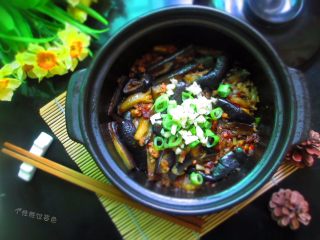 11、肉沫茄子煲,上桌前再撒点葱花、蒜末，配上一碗白米饭，开动吧。