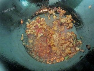9、肉沫茄子煲,等看到肉馅的颜色变白了，倒1勺的料酒、五香粉、鸡精、酱油、糖继续翻炒，除肉腥味