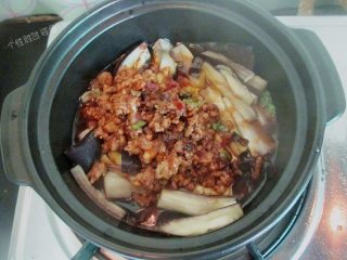 10、肉沫茄子煲,把炒熟的肉馅倒入茄子砂锅里，用筷子搅拌一下，然后中小火煲3分钟即可