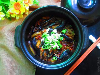 13、肉沫茄子煲,因为豆瓣酱有咸度，所以大家在调味的时候要注意