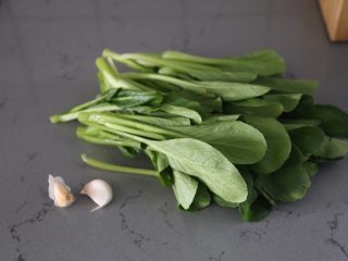 1、清炒菜心,材料准备好