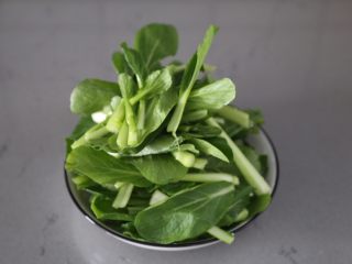 4、清炒菜心,切成小段