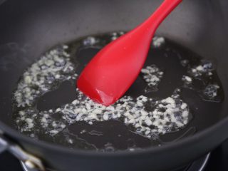 8、清炒菜心,炒香至微焦