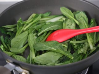 10、清炒菜心,翻炒至微微发软