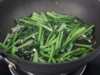 15、清炒菜心,关火盛出即可