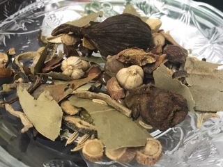 1、秘制酱肘子,先准备方子中所需要到的香料