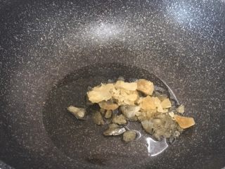 5、秘制酱肘子,锅里倒入适量的油，加入冰糖，中小火等到冰糖融化；不要炒焦了，不然会味道有点焦苦；