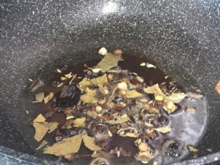 6、秘制酱肘子,炒糖后，把香料和姜片倒进去一起炒，煸出香味；