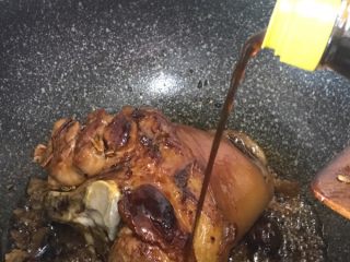 8、秘制酱肘子,待肘子两面上色，加入生抽，老抽，料酒，白糖还有两三块腐乳，煮5-8分钟