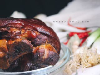 12、秘制酱肘子,酱肘子吃之前，记得要摆的美美的让它出现哦！酱肘子有些朋友怕腻的话，可以自己调个辣的沾汁或者用酸梅酱调一个酸甜口味的都很不错哦～