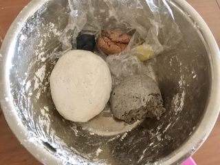 2、萌萌哒龙猫汤圆,这是我之前上汤圆课后剩下粉团,这里用到白色、灰色和黑色。先揉出白色粉团,把糯米粉和清水和成粉团,取一小块煮熟后,再与生的粉团和在一起,揉匀,这样再包馅就不容易破。灰色的粉团就是白色粉团和黑芝麻馅儿和一起的。再取一点点粉团揉进竹炭粉。