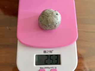 3、萌萌哒龙猫汤圆,取一团灰色粉团,25克左右,揉圆。
