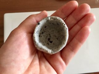 4、萌萌哒龙猫汤圆,把粉团中间按一个洞,捏成小碗的形状。