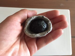 5、萌萌哒龙猫汤圆,把冻好的黑芝麻馅儿放进去。