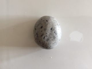 6、萌萌哒龙猫汤圆,收口,揉成椭圆形。