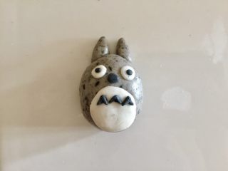 8、萌萌哒龙猫汤圆,用黑色粉团捏出眼睛、鼻子和肚子上的装饰