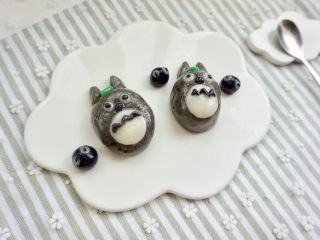 11、萌萌哒龙猫汤圆,煮好了,捞起来。我为了拍照方便直接放盘子里了。也可以放糖水里。