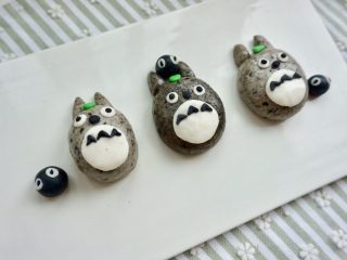 9、萌萌哒龙猫汤圆,头上的叶子是蓝色色素+黄色色素调成了绿色,也可以用抹茶粉。灰尘精灵就用黑色粉团搓圆了,眼睛用白色粉团加黑芝麻就可以啦。