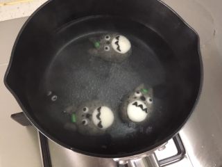 10、萌萌哒龙猫汤圆,锅里烧开水,然后转小火,把汤圆轻轻放进去煮,煮至漂起来即可。