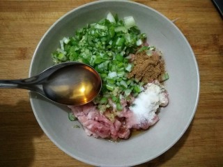 2、黄金蛋饺――回忆三十年前,在肉馅中加入葱姜末，盐，鸡精，十三香粉，香油，料酒。