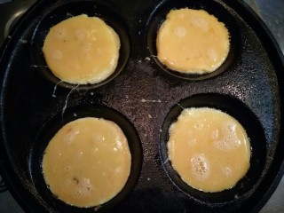 8、黄金蛋饺――回忆三十年前,将蛋饺锅小火预热，挖一勺（吃饭勺）蛋液倒入蛋饺锅中。