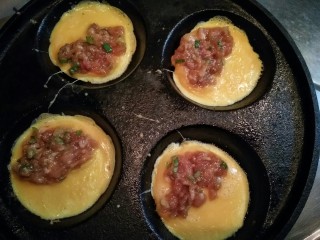 9、黄金蛋饺――回忆三十年前,在表面蛋液未凝固之前填上适量调好的肉馅（最好平铺在蛋皮的一半）。