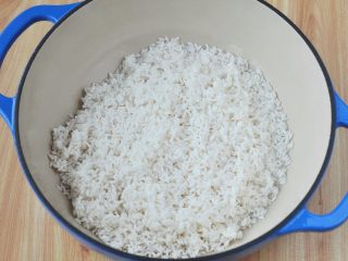 1、日式鸡肉饭,大米漂洗两遍,浸泡半小时。