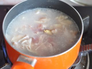 6、日式鸡肉饭,将鸡肉冷水下锅,同时加入两片姜,煮至水开,捞出后冲洗掉表面的浮沫。