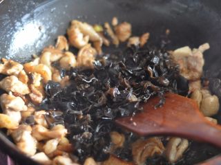 10、日式鸡肉饭,加入切碎的木耳。