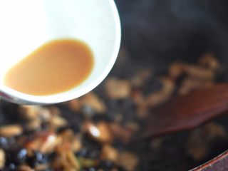 11、日式鸡肉饭,味噌酱加水调稀,倒入锅中。