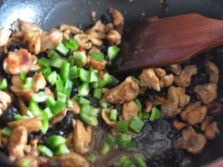 12、日式鸡肉饭,最后加入青椒粒,加入盐拌匀。