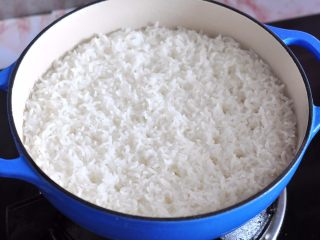 13、日式鸡肉饭,这时候米饭也焖好了,打开盖子很香,可以看到米粒颗颗分明。