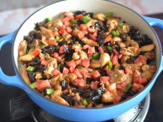 14、日式鸡肉饭,将炒好的菜倒在米饭,摊匀。